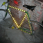 ライトを当てると鮮やかな蛍光色に、夜間走行の自転車を守る反射テープ 画像
