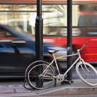 自転車走行中のスマホ操作、ヘッドホン利用は条例で禁止も 画像