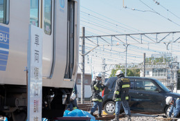 震度6弱の地震発生、電車と自動車が衝突…西武鉄道が総合復旧訓練 画像