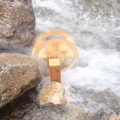 2011年「エコ×エネ体験ツアー水力編 御母衣 小学生親子ツアー」にて。川で水力発電の実験をしているようす。